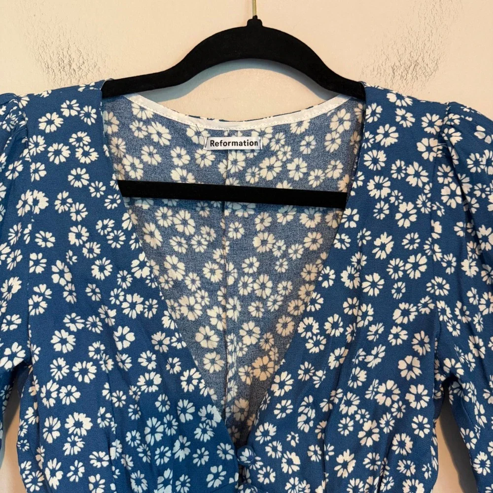 Reformation Nell Top blouse blue white daisy XS deep v puff sleeves feminine